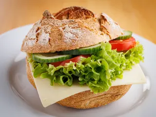 Belegte Brötchen waren auch dabei.