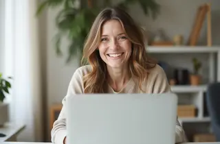 KI Bild glückliche Frau am Laptop